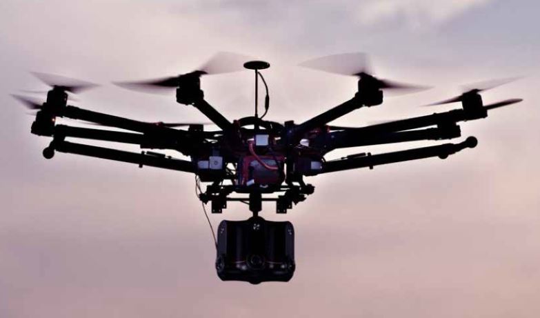 Drohne trägt eine Kamera, Luftaufnahmen